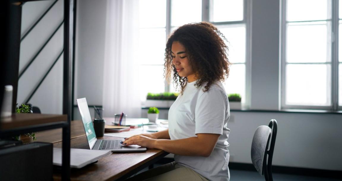 Estudiante revisando módulos de aprendizaje sobre productos bancarios en dispositivo digital