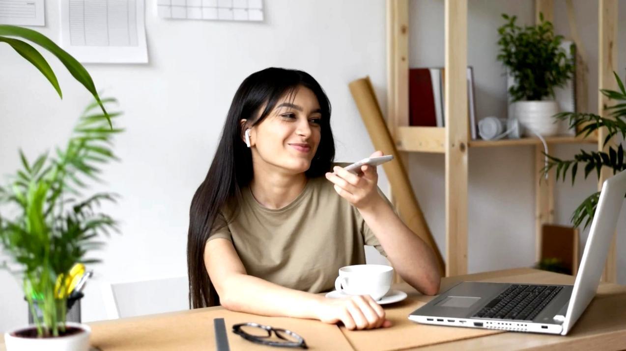 Estudiantes internacionales colaborando en proyectos bancarios