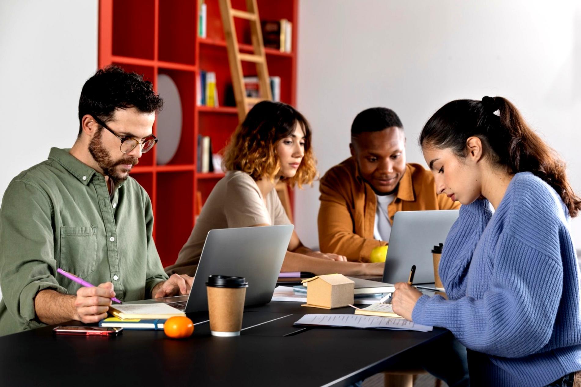 Estudiantes participando en sesión de formación bancaria